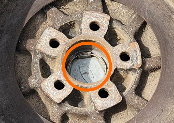 Centre cap retaining ring